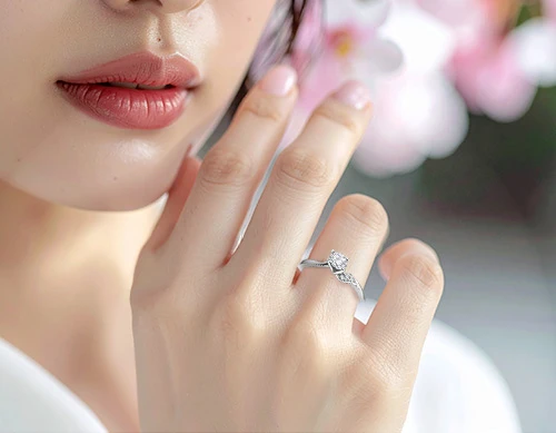 花モチーフの婚約指輪を着けた美しい手元イメージ