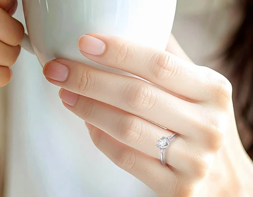 花モチーフの婚約指輪を着けた美しい手元イメージ