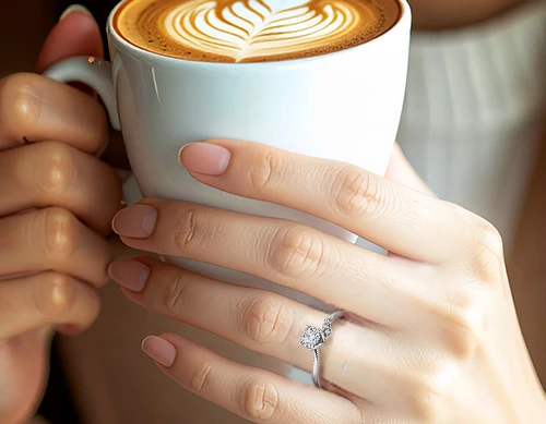 花モチーフの婚約指輪を着けた美しい手元イメージ